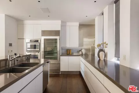 Kitchen - 2311 Ocean Front Walk, Venice, CA 90291 photo 2 of 3