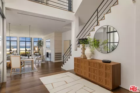 Entry Way - 2311 Ocean Front Walk, Venice, CA 90291 photo 2 of 5