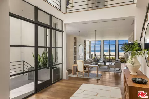 Entry Way - 2311 Ocean Front Walk, Venice, CA 90291 photo 3 of 5