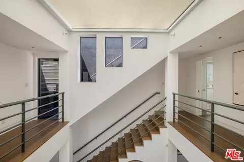 Entry Way - 2311 Ocean Front Walk, Venice, CA 90291 photo 5 of 5