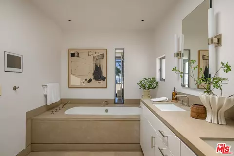 Bath - 2311 Ocean Front Walk, Venice, CA 90291 photo 2 of 3
