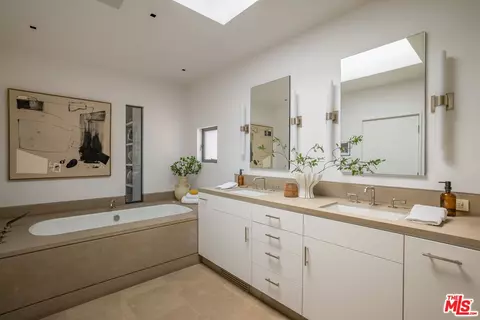Bath - 2311 Ocean Front Walk, Venice, CA 90291 photo 1 of 3