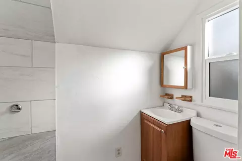 Bath - 595 Elder Dr, Cedar Glen, CA 92321 photo 5 of 7