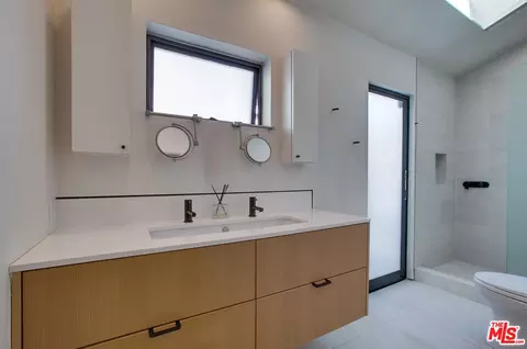 Bath - 800 Seventh Ave, Venice, CA 90291 photo 2 of 2