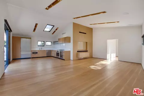 Living - 800 Seventh Ave, Venice, CA 90291 photo 1 of 2