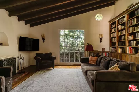 6812 Treasure Trl, Los Angeles, CA 90068