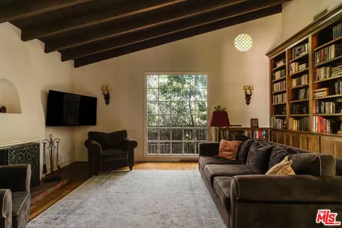 6812 Treasure Trl, Los Angeles, CA 90068