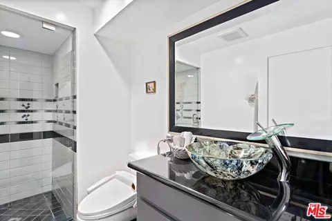 Bath - 10 26th Ave, Venice, CA 90291 photo 2 of 6