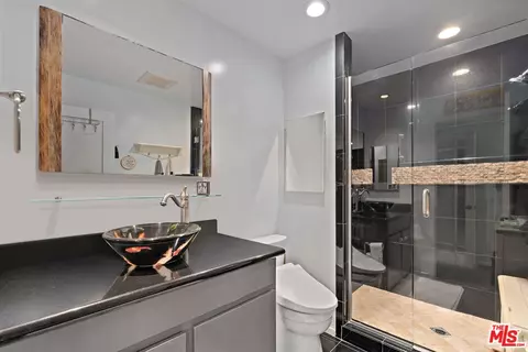 Bath - 10 26th Ave, Venice, CA 90291 photo 1 of 6