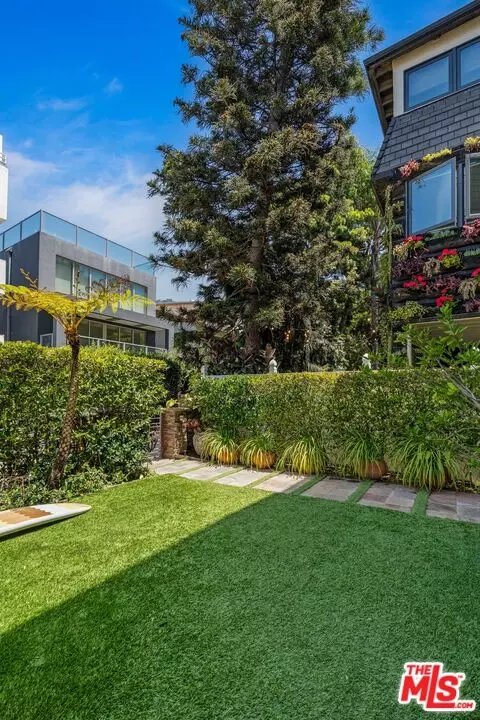 Exterior - 10 26th Ave, Venice, CA 90291 photo 4 of 9
