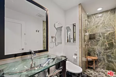 Bath - 10 26th Ave, Venice, CA 90291 photo 3 of 6
