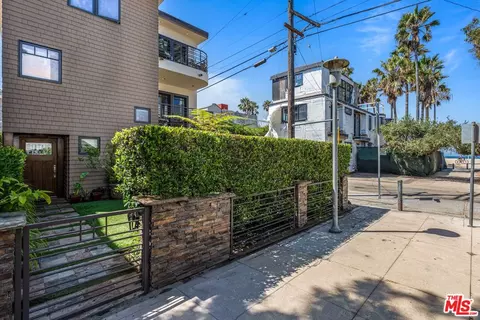Exterior - 10 26th Ave, Venice, CA 90291 photo 5 of 9
