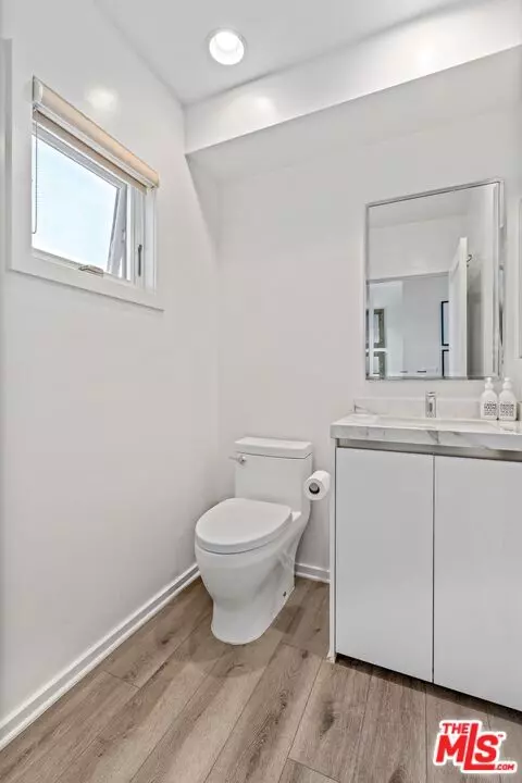 Bath - 10 26th Ave, Venice, CA 90291 photo 4 of 6