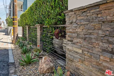 Exterior - 10 26th Ave, Venice, CA 90291 photo 6 of 9