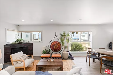 Living - 10 26th Ave, Venice, CA 90291 photo 3 of 3