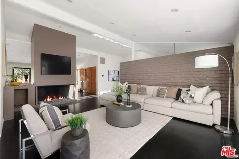 2100 Roscomare Rd, Los Angeles, CA 90077