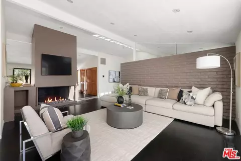 2100 Roscomare Rd, Los Angeles, CA 90077