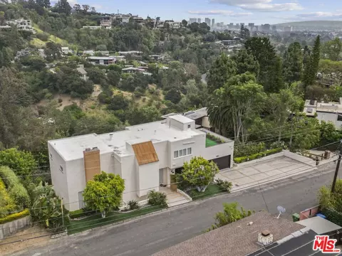 1052 N Kenter Ave, Los Angeles, CA 90049