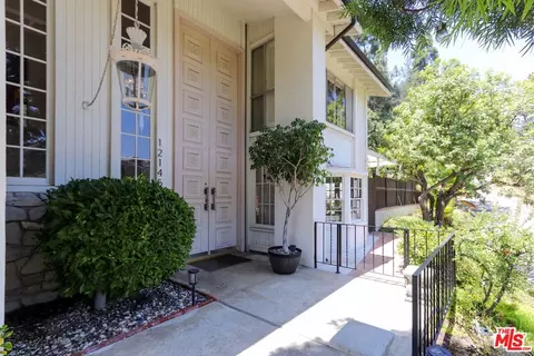 12145 La Casa Ln, Los Angeles, CA 90049
