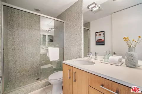 Bath - 49 Brooks Ave, Venice, CA 90291 photo 3 of 4