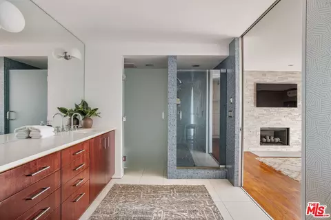 Bath - 49 Brooks Ave, Venice, CA 90291 photo 1 of 4