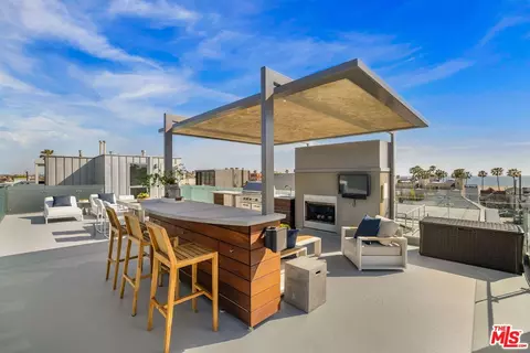 Exterior - 49 Brooks Ave, Venice, CA 90291 photo 3 of 6