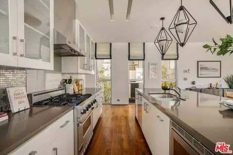 Kitchen - 49 Brooks Ave, Venice, CA 90291 photo 2 of 3