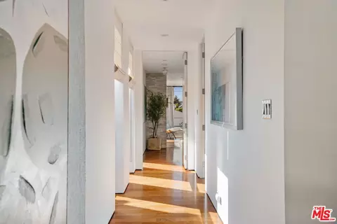 Entry Way - 49 Brooks Ave, Venice, CA 90291 photo 2 of 2