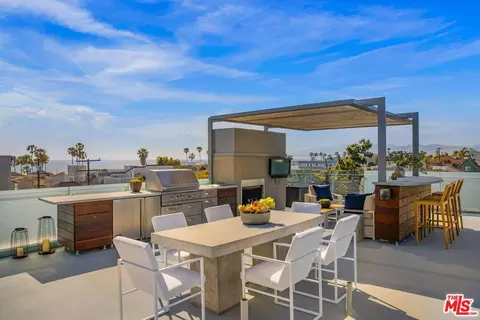 Exterior - 49 Brooks Ave, Venice, CA 90291 photo 2 of 6