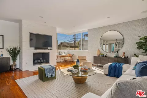 Living - 49 Brooks Ave, Venice, CA 90291 photo 2 of 2