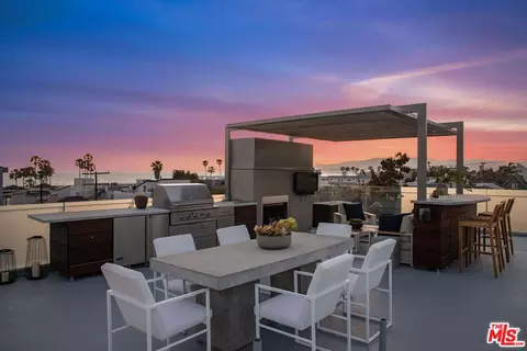 Exterior - 49 Brooks Ave, Venice, CA 90291 photo 5 of 6
