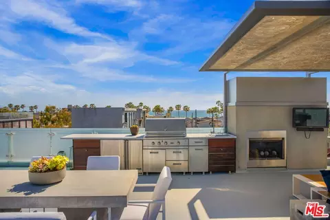 Exterior - 49 Brooks Ave, Venice, CA 90291 photo 1 of 6