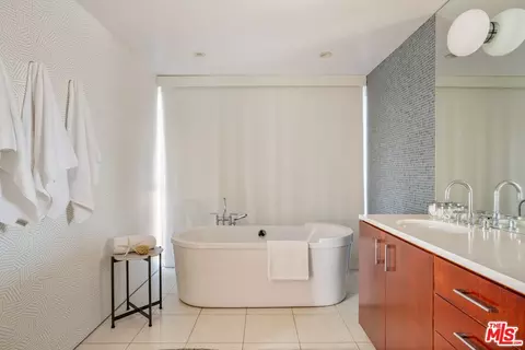 Bath - 49 Brooks Ave, Venice, CA 90291 photo 2 of 4