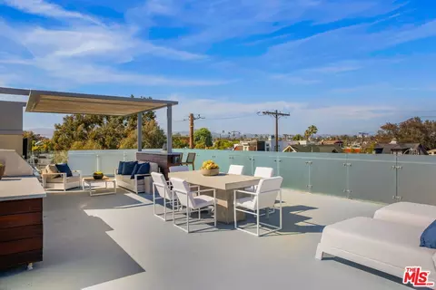 Exterior - 49 Brooks Ave, Venice, CA 90291 photo 4 of 6