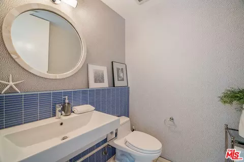 Bath - 49 Brooks Ave, Venice, CA 90291 photo 4 of 4