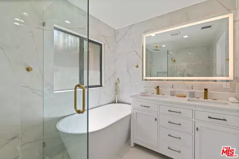 Bath - 5253 Buffalo Ave, Sherman Oaks, CA 91401 photo 1 of 4