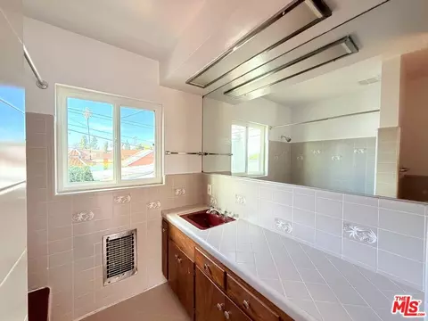 Bath - 2270 White St, Pasadena, CA 91107 photo 4 of 6