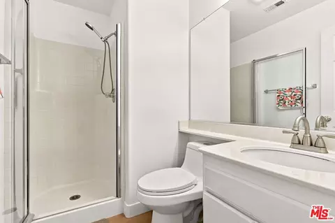Bath - 19327 Ackerman Ave, Santa Clarita, CA 91321 photo 1 of 6