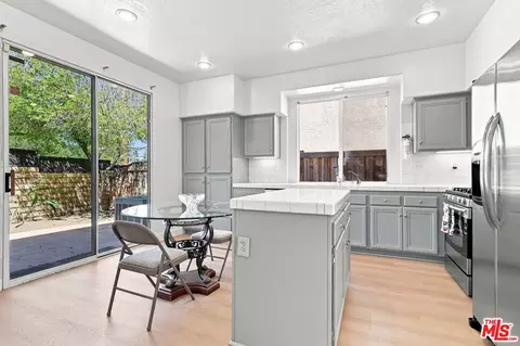 Kitchen - 19327 Ackerman Ave, Santa Clarita, CA 91321 photo 2 of 4