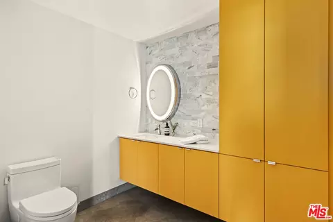 Bath - 615 Hampton Dr #B301, Venice, CA 90291 photo 1 of 2