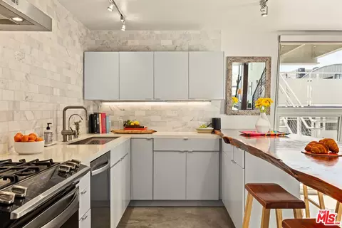 Kitchen - 615 Hampton Dr #B301, Venice, CA 90291 photo 3 of 3