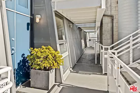 Entry Way - 615 Hampton Dr #B301, Venice, CA 90291 photo 4 of 4