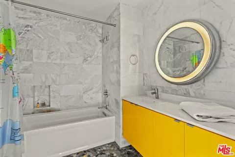 Bath - 615 Hampton Dr #B301, Venice, CA 90291 photo 2 of 2
