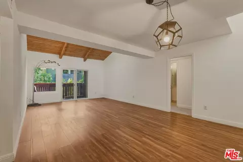 18350 Hatteras St #250, Tarzana, CA 91356
