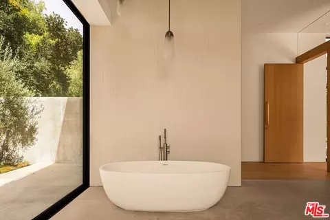 Bath - 1225 Shippee Ln, Ojai, CA 93023 photo 2 of 3