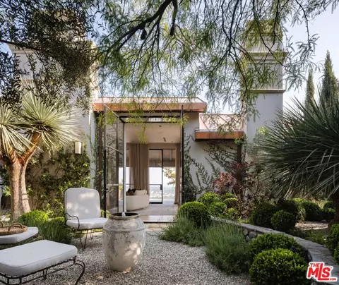 9360 Readcrest Dr, Beverly Hills, CA 90210