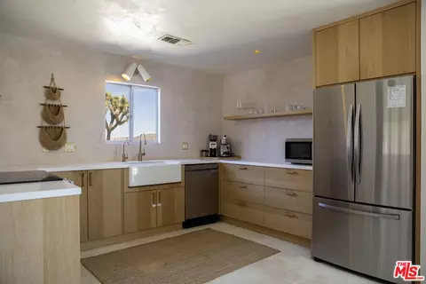 Kitchen - 365 Rainbow Dr, Yucca Valley, CA 92284 photo 1 of 2