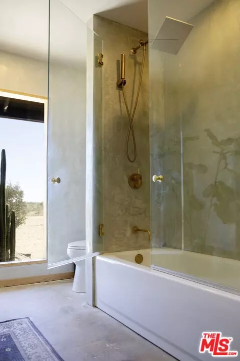 Bath - 365 Rainbow Dr, Yucca Valley, CA 92284 photo 2 of 3