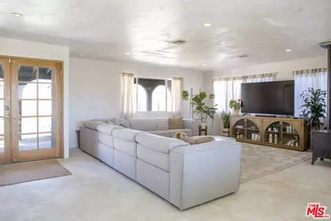 Living - 365 Rainbow Dr, Yucca Valley, CA 92284 photo 2 of 3
