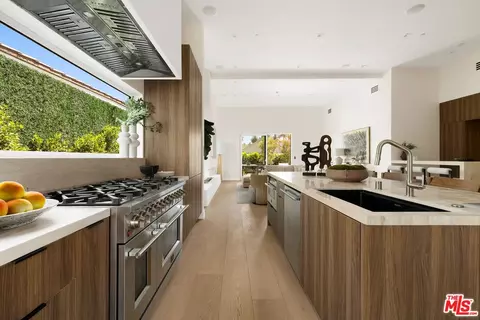1120 S Lucerne Blvd, Los Angeles, CA 90019